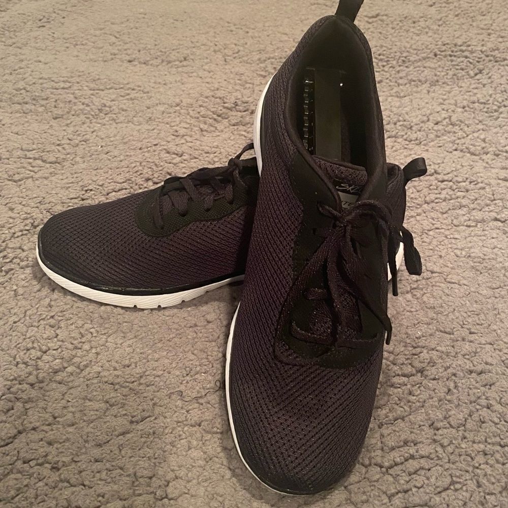 Sketchers Lite Weight Black Sneakers Sz 10 Woman’s - Picture 2 of 12
